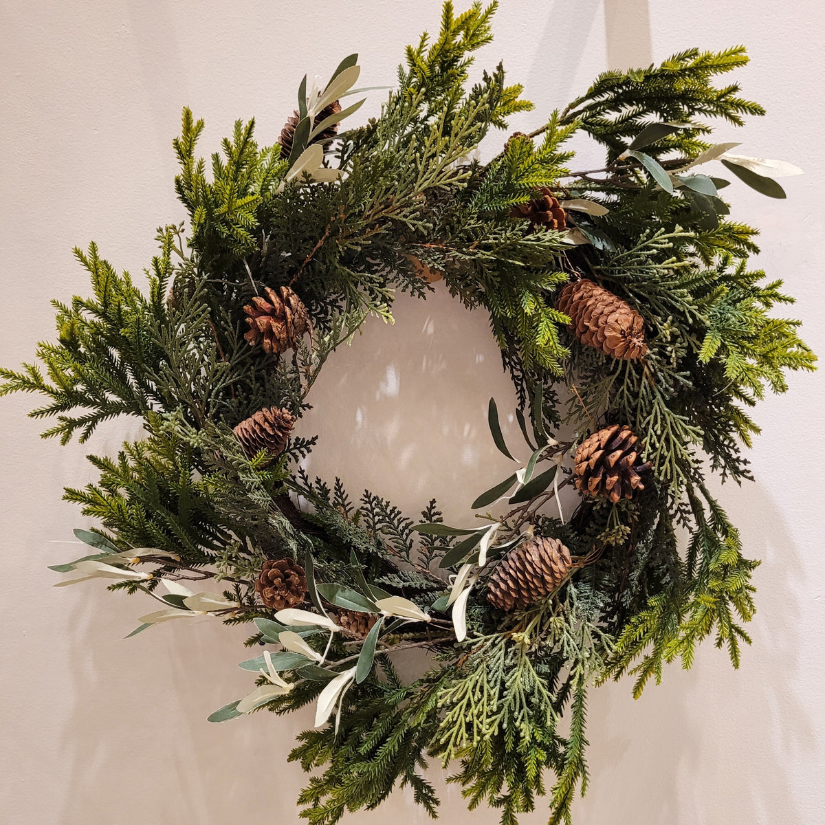 Mixed Wreath With Pine Cones 24&quot; - Bloomfields