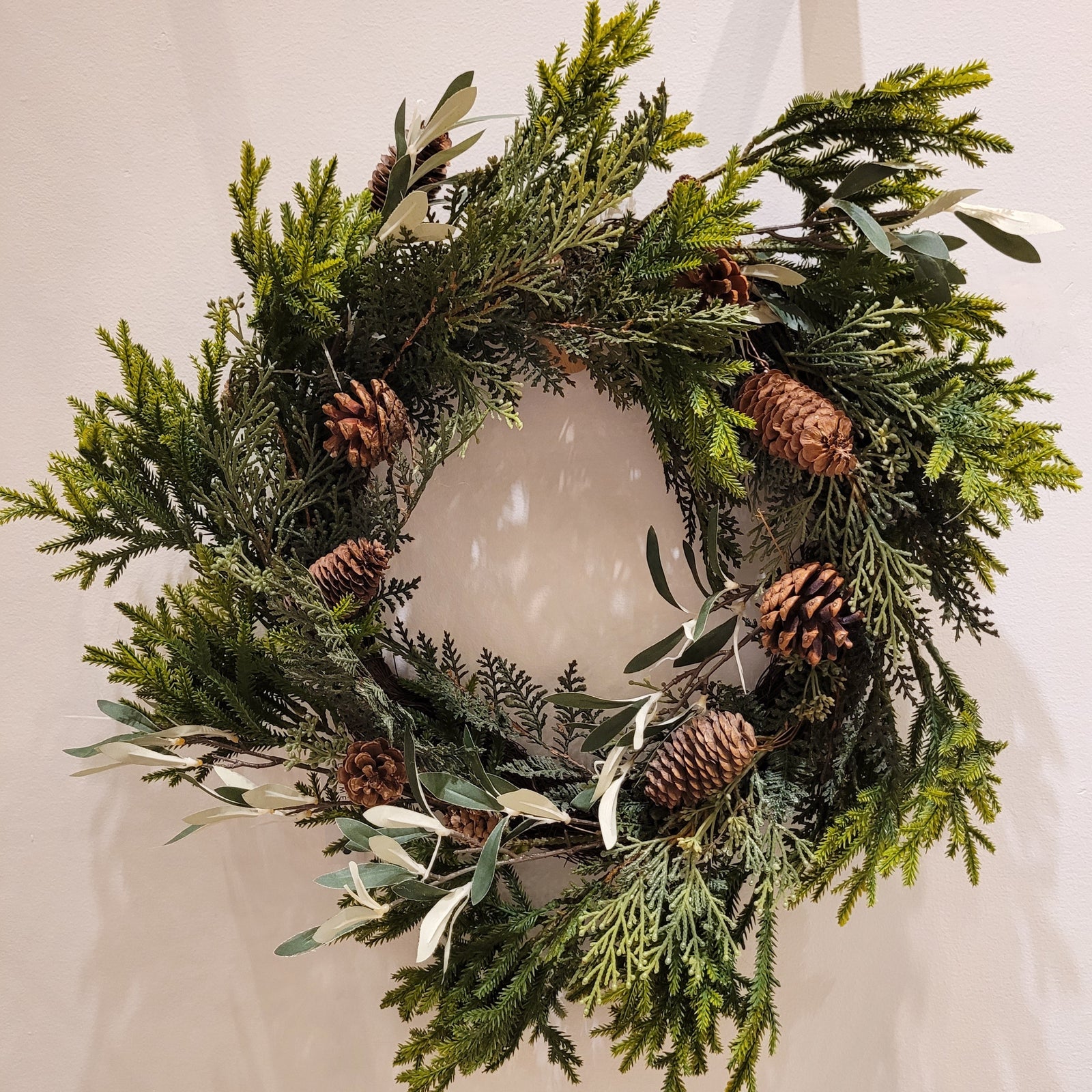 Mixed Wreath With Pine Cones 24" - Bloomfields