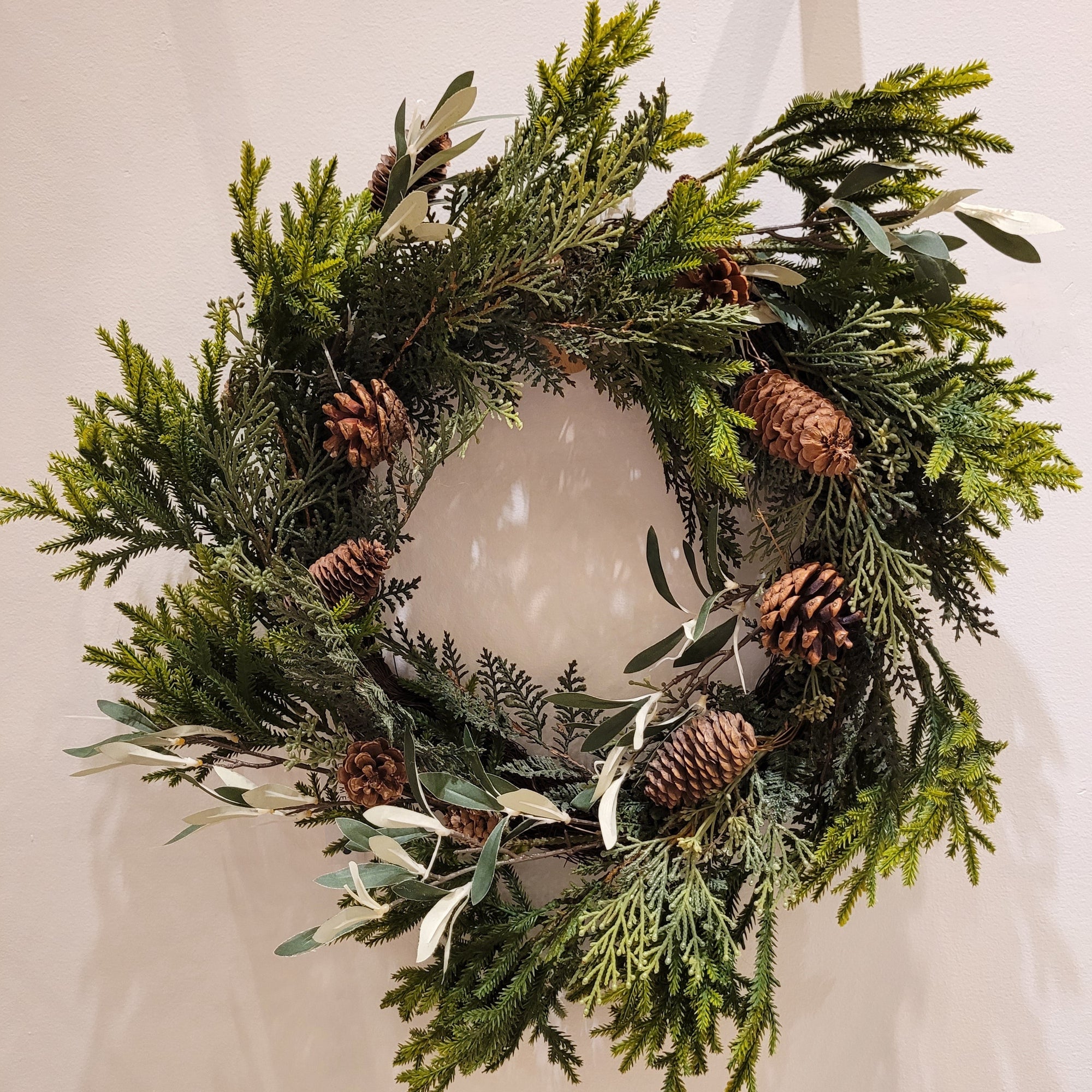 Mixed Wreath With Pine Cones 24" - Bloomfields